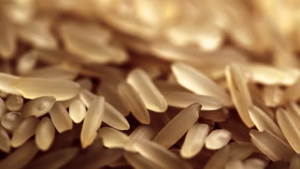 Imágenes de 4K del arroz sin cocer de cerca extremo giratorio . — Vídeo de stock