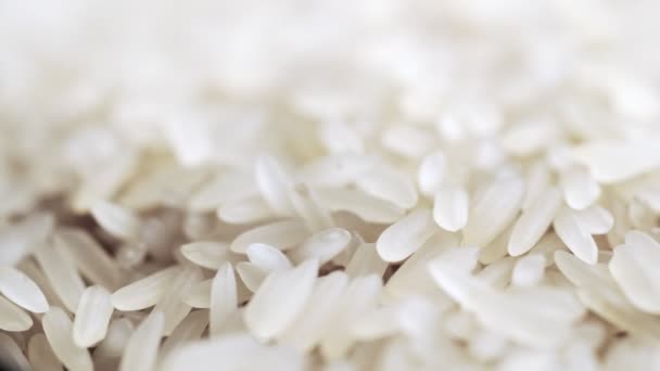 4K πλάνα από περιστρεφόμενο ακραίο κοντινό άψητο λευκό ρύζι. — Αρχείο Βίντεο