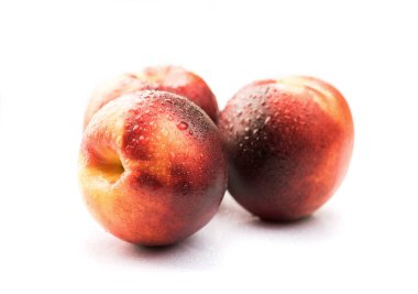 Taze çiğ nektarin beyazda izole edilmiş.