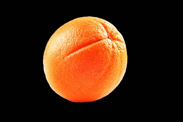 Foto van close-up geïsoleerd sappig fruit oranje geïsoleerd op zwarte achtergrond — Stockfoto