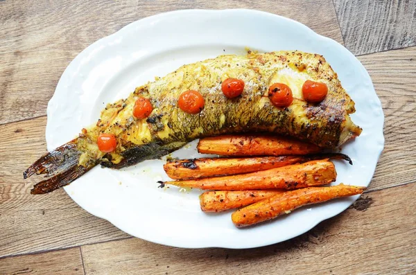 Poisson cuit au four aux légumes — Photo