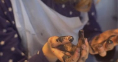 Küçük Kız Çocuk Eğitimciler in Dirty Hands Veliler Damgalar Harfler İnsanlar Anaokulu Sınıf Sanatçılar Animatörler Çocuklar eğlendirmek boya koyarak