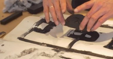 Eller Anaokulu Sınıf Eğitimciler ve Çocuk Animatörler Master Class Oynayan Çocuklar Eğlendirmek Futbol Sahası Çizim Pullar koyarak