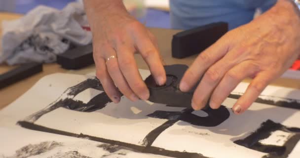 Handen zijn zetten stempels tekening voetbalveld in de kleuterschool spelen in de klas docenten en kinderen animators entertainen de kinderen Master Class — Stockvideo