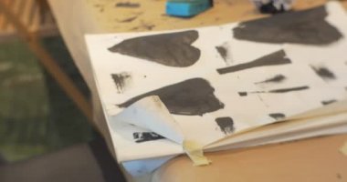 Dağınık Masa Kovalarında Duran Adam Süngerler Kauçuk Pullar Çocuklar Sanat Galerisinde Çizim Yapıyor Anaokulu Sınıf Sanatçılarına Pul Lar Aileler Boyası Koydu