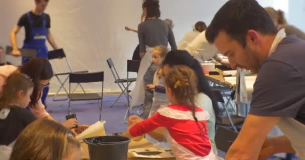 Aile Master sınıf Sanat Galerisi Opole grup çocuklar anne eğitimciler çizim siyah harflerle sınıfta bir pul aileler boya koymak çocukları eğlendirmek — Stok video