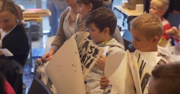 End of Family Master Class in Opole Art Gallery Happy Kids Parents Teachers Sitting in Rows on a Chairs Holding Their Pictures Families in Kindergarten — Stock Video