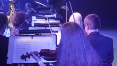 Rock Senfoni konser Ukrayna tur Kiev orkestra şefi Nikolai Lysenko kemancılar bir yay müzik kitap standları aydınlatma karanlık Hall üzerinde oynuyorlar