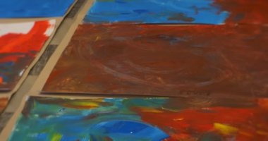 Bir tablo kırmızı renkli çocuklar resimler mavi yeşil sarı renkler aileler insanlar Sanat Galerisi anaokulu sınıf animatörler Paint'te eğlendirmek kamu