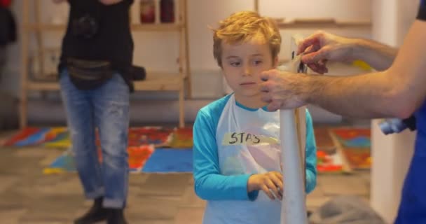 Family Master Class Opole Art Gallery Kid Shows His Drawing Black Letters on Paper Sheet Printed Stamps People Are Applauding Animators Entertain Kids — Stock Video