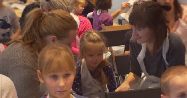 Rodzina Master Klasa Opole Galeria rodzin dzieci siedząc w rzędach, trzymając ich rysunki czarne litery ludzi farby w przedszkolu klasie rodziców — Wideo stockowe