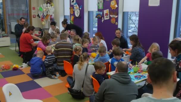 Rodzina Opole Master klasy biblioteki osób dzieci rodziców Robienie grafiki są Dokonywanie rodziny tęczy aplikacje, siedząc przy stanowiskach zajmujących się kreatywność — Wideo stockowe