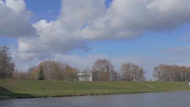 Oczyszczalni ścieków w cementowni Odra River przemysłowych budynków na horyzoncie elektrociepłowni w Opolu krajobraz chmury są pływające wiosna — Wideo stockowe