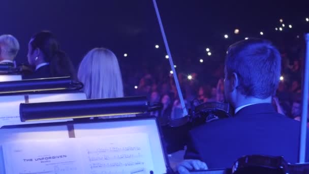 Rock Symphony koncert Kijów Long Haired dyrygent Nikołaj Łysenko jest prowadzenie dużych Orchestrsa muzyków są gry z łuków muzyka książki na trybunach — Wideo stockowe