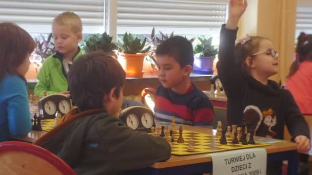 Chess toernooi Club "black Knight" kinderen zitten rond tabellen en spelen Schaken Preschool klassen van strategisch bordspel in Opole, Polen — Stockvideo