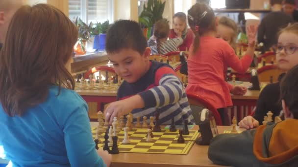 Clube de Torneio de Xadrez "Cavaleiro Negro" Crianças Jogar Xadrez Merrily Childen Jogar com entusiasmo Aulas pré-escolares para jogo de estratégia de tabuleiro em Opole Polônia — Vídeo de Stock