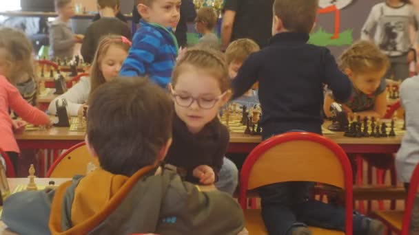 Schachturnier Verein "Schwarzer Ritter" Kinder spielen fröhlich Schach Kinder spielen mit Begeisterung Vorschulklassen für Strategie-Brettspiel in Oppeln Polen — Stockvideo