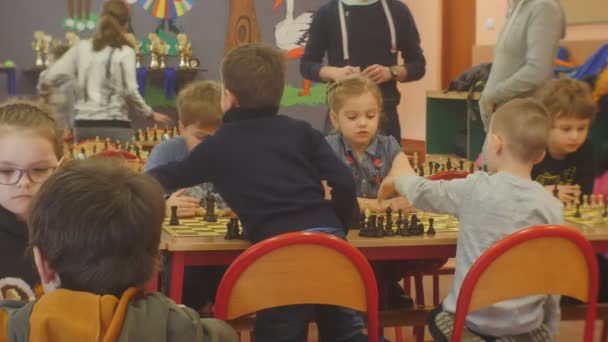 Schachturnier Verein "Schwarzer Ritter" Kinder spielen mit Begeisterung Jungen spielen fröhlich Schach Vorschulklassen für Strategie-Brettspiel in Oppeln Polen — Stockvideo
