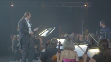 Rock Senfoni konser Kiev gitar çalmak orkestra şefi taklit mutlu müzisyenler tekrarlama veya performans karanlık müzikhol orkestrada çalmak için ilham veriyor.