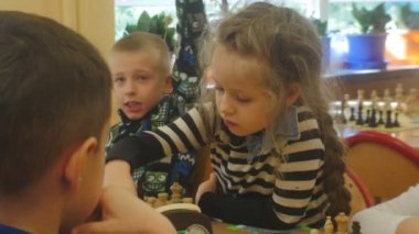 Satranç Turnuvası kız oyun satranç çocuklar oturup Across From bir başka ve yapım hamle açma zamanlayıcılar satranç kulübü 