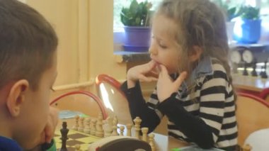 Öğrenme oyun satranç çocuklar oturup Across From birbirleriyle ve yapım hamle açma zamanlayıcılar satranç kulübü 