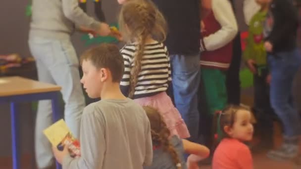Meninos e Meninas Recebem Prémios Torneio de Xadrez Completo Crianças Com um Rosto Sorrindo no Clube de Xadrez "Cavaleiro Negro" Estratégia Jogo de Tabuleiro Opole Polónia — Vídeo de Stock