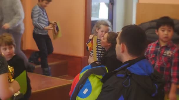 Pais com crianças no torneio de xadrez Crianças com um rosto sorridente Recebem Prêmios Clube de Xadrez "Cavaleiro Negro" Estratégia Jogo de tabuleiro Opole Polônia — Vídeo de Stock