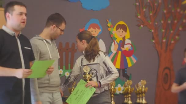 象棋比赛两人都给予奖祝贺孩子象棋俱乐部"黑骑士"学龄前岁男孩和女孩收到奖奥波莱波兰 — 图库视频影像