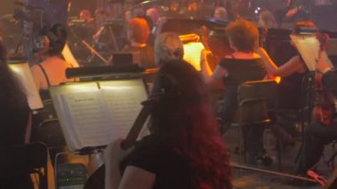 Onların parçası müzisyenler bir satır müzik kitap standları aydınlatma salonda oturmuş iskambil oynamak için rock Senfoni konser Kiev müzisyenler kemancılar başlatın