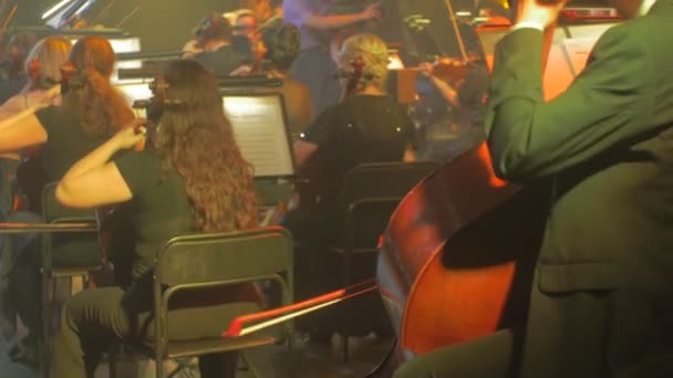 Músicos masculinos e femininos violinistas bem vestidos em smoking preto e vestidos de noite estão tocando livros de música Notas Rock Symphony Concert Kiev — Vídeo de Stock