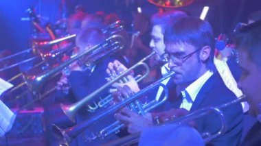Rock Senfoni Konseri Kiev Erkekler Satırlar Iyi Giyimli Genç Müzisyenler Oturan Trompetler Playing Bir Ekranlarda Standları Aydınlatma Müzik Kitapları Oynuyor