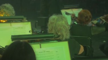 Kemancı kafaları kadınlar yay iyi giyimli müzisyenler Arpçı Bun Panorama Orkestrası müzik kitap yeşil ışık ile oynamaktan Senfoni konser Rock