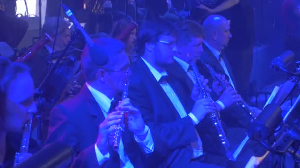 Rock Symphony Concert Kiev Flutists oboists manliga Bassoonist musiker spelar vindar sitter i rader musik böcker på står belysning Dark Hall — Stockvideo