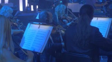 Rock Senfoni Konserkiev Kemancılar Orkestrası Panorama Genç ve Kıdemli Müzisyenler Erkek Kadınlar Bowed Instruments Ritmik Müzik Mavi Işıklar Oynuyor