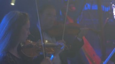 Rock Senfoni Konserkiev Müzisyenler Keman Ritmik Müzik Arp İnsanlar Telli Çalgılar Mavi Lambalar Aydınlatma Dark Hall Kitaplar Oynuyor