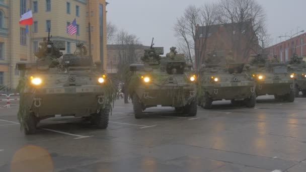 Tanque começa a mover outros tanques estacionados em linha Soldados estão sentados em um tanques Pessoas estão andando por um treinamento multinacional quadrado da OTAN Polônia Opole — Vídeo de Stock