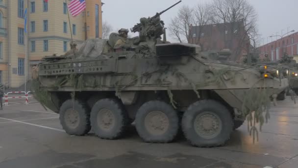 Zbiorniki są poruszając się przez kolej dzieci grają w pobliżu zbiorników ludzie stoją i Szukam flagi są macha międzynarodowe szkolenia Nato Polska — Wideo stockowe