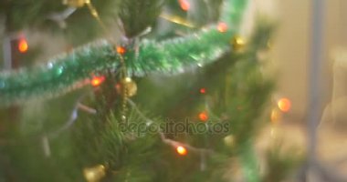 Panorama aile Noel'i kutlama evde bir yeni yıl ağacı çam altın çan-Garland ve renkli Lamplights kıvılcım