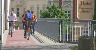 Anayasa gün Opole insanlar hava güneşli günde eski tarz Vintage binalardan acele insanlar kaldırım tarafından yaya köprüsü üzerinde açık havada yürüyüş zevk