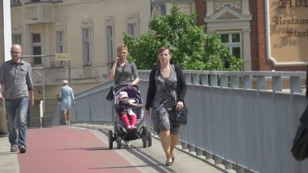 Día de la ciudad Opole La gente en el puente Hablar por teléfono Caminar en el día soleado Los jóvenes demasiado ocupados Hermoso paisaje urbano Edificios de estilo antiguo Excursión por la ciudad — Vídeos de Stock