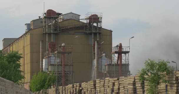 Opslag van betonnen platen hoopjes van graniet Outdoors Man zetels in de auto bij de gebouwen van Cement fabriek saai industrielandschap zonnige avond — Stockvideo