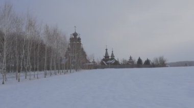 Sviatogorskaya Lavra ve bunu yaklaşırken bir huş ağacı sokakta karlı kış boyunca All Saints skeç olarak Hıristiyan ahşap denilen Manastırı