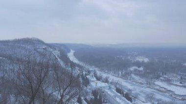 Ortodoks Sviatogorskaya Lavra sanat konusunda hava atan anıt gözlem güverte bir etkileyici Pan manzaralı vurulmak gibi karlı dağlarda