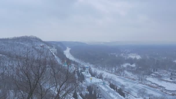 Ortodoxa Sviatogorskaya Lavra en las montañas nevadas siendo disparado desde la cubierta de observación del monumento a Artyom con una impresionante vista panorámica — Vídeos de Stock