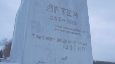 sanat konusunda hava atan, bir Sovyet dönemi lider, yirmi metre yüksek, 1927 yılında Erected ve yapılan, beyaz beton, karlı kış aylarında olan Anıtı