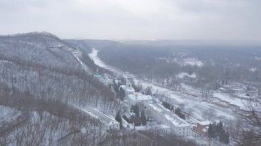 Sviatogorskaya Lavra sanat konusunda hava atan Anıtı gözlem güverte bir karlı kış aylarında bakıyorum adam bir orta yaşlı