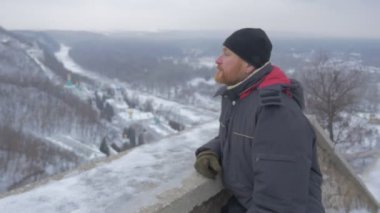 Dindar bir orta yaşlı adam eski Lavra seyir denilen Sviatogorky mağara Manastırı, sanat konusunda hava atan anıt kışın gözlem platformu üzerinden
