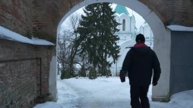 XVII. yüzyıl Uspensky Ortodoks katedrali ve Arch lider bunu bir orta ile yaşlı adam içinden giderken karlı kış ve gri hava durumu