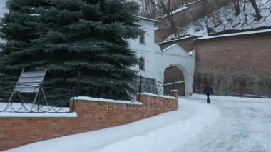 Uspensky Christian Katedrali ve kendi iç Mahkemesi ile dindar biri o ve hareket altında iki etkileyici eski kemerler arasında karlı kış gidiyorum