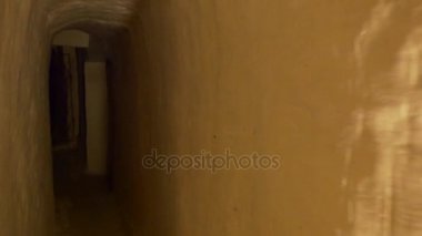 Tebeşir mağara Sviatogorskaya kutsal Lavra üzerinden keşişlerin Locared derin yeraltı dar ve uzun koridorlar ile Semidarkness içinde ateş